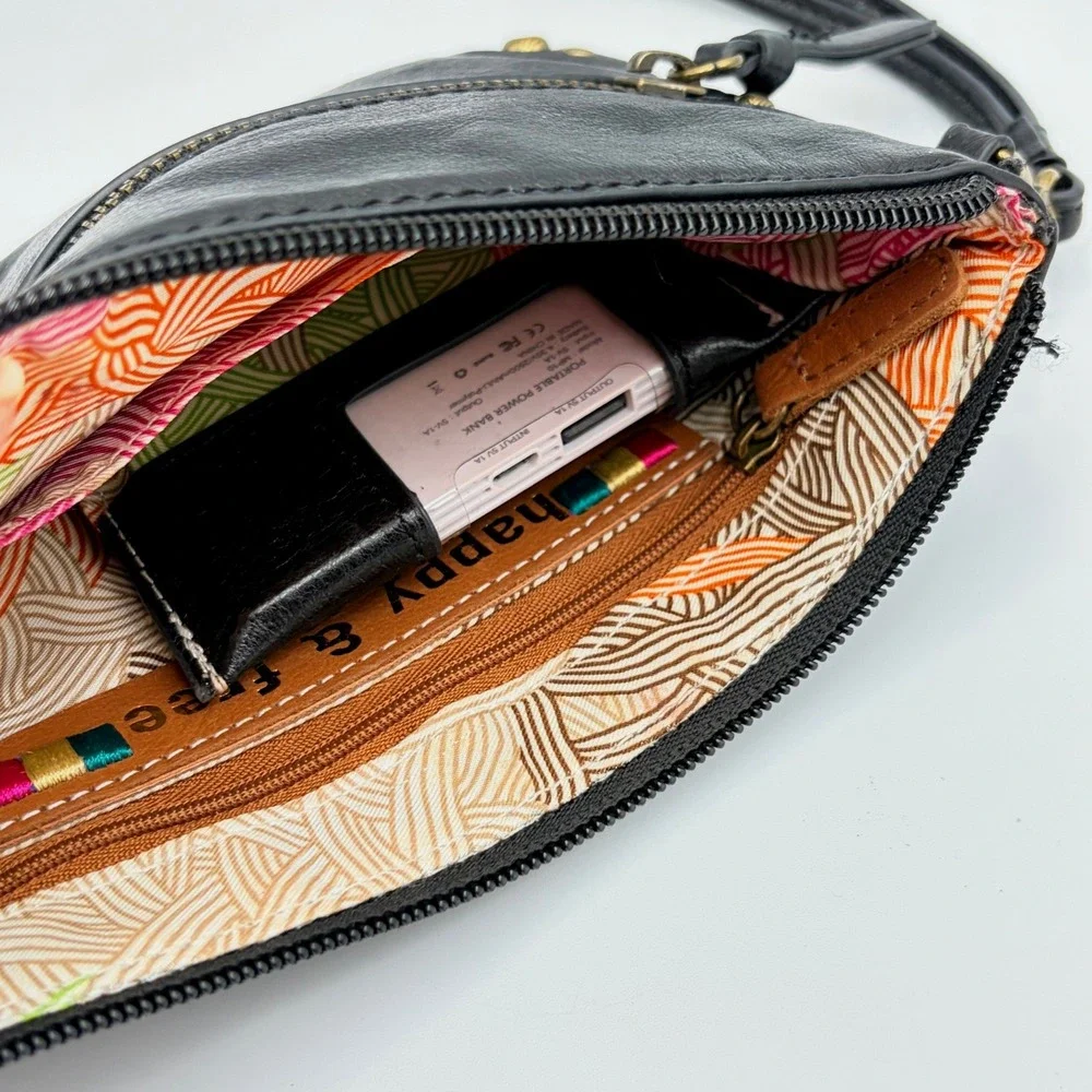 The SAK Sanibel Leather‎ Charging Wristlet Black Leather Top Zip Card Slots 8x5